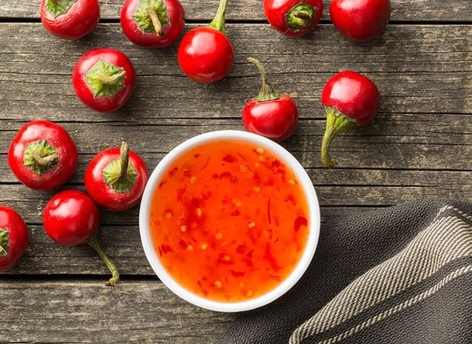 Köstlich süß saure Chilisauce mit Ingwer und Peperoni