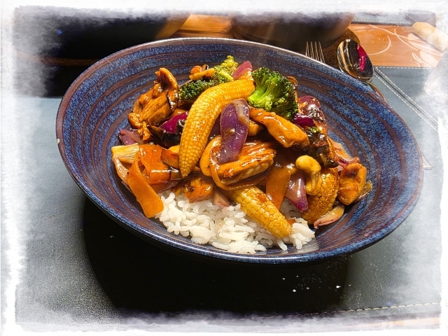 Asiatische Huhn-Gemüse-Pfanne mit Basmatireis