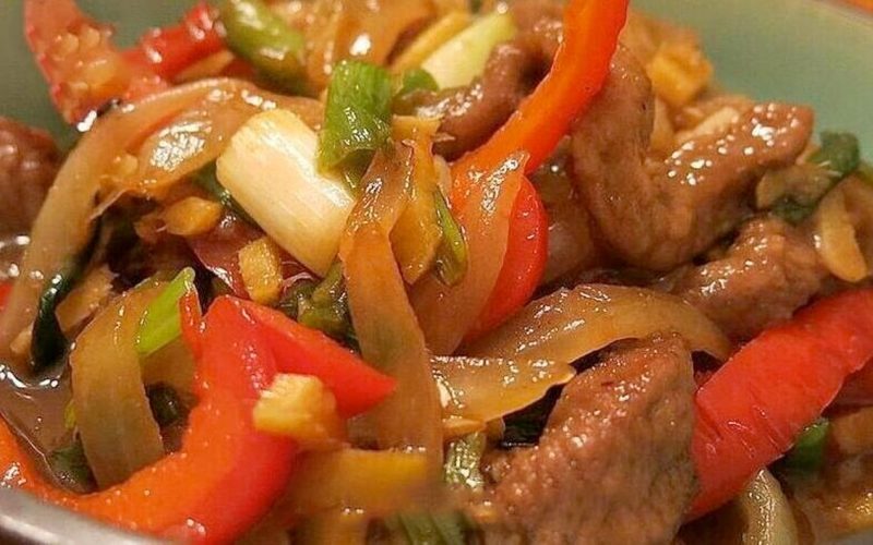 Asiatisches Rindfleisch mit Zwiebeln und Paprika