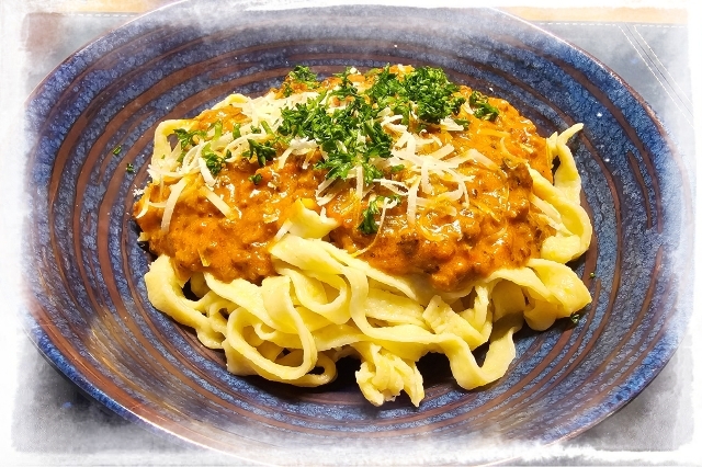 Pasta mit cremiger roter Hackfleisch-Käse-Soße
