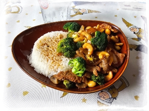 Filet-Broccoli-Wokpfanne mit Cashewkernen in Chili-Sesamsoße