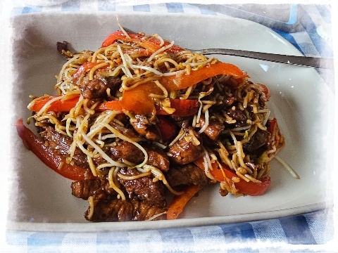 Gebratene Nudeln aus dem Wok mit Schweinefleisch