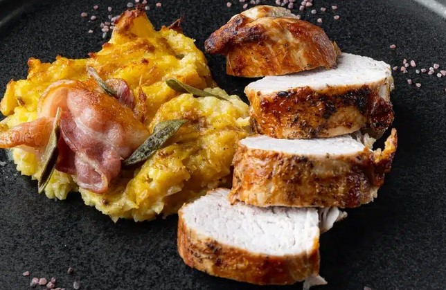 Gebackenes Schweinefilet in Honigsauce mit Knoblauch und Sojasauce