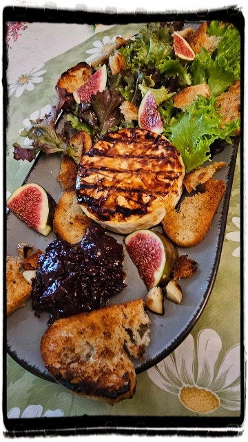 Karamellisierter Camembert mit Feigen-Zwiebel-Chutney