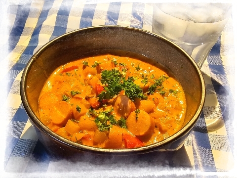 Kartoffelgulasch mit Wiener Würstchen