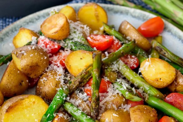 Grüner Spargel mit Kartoffeln und Tomaten