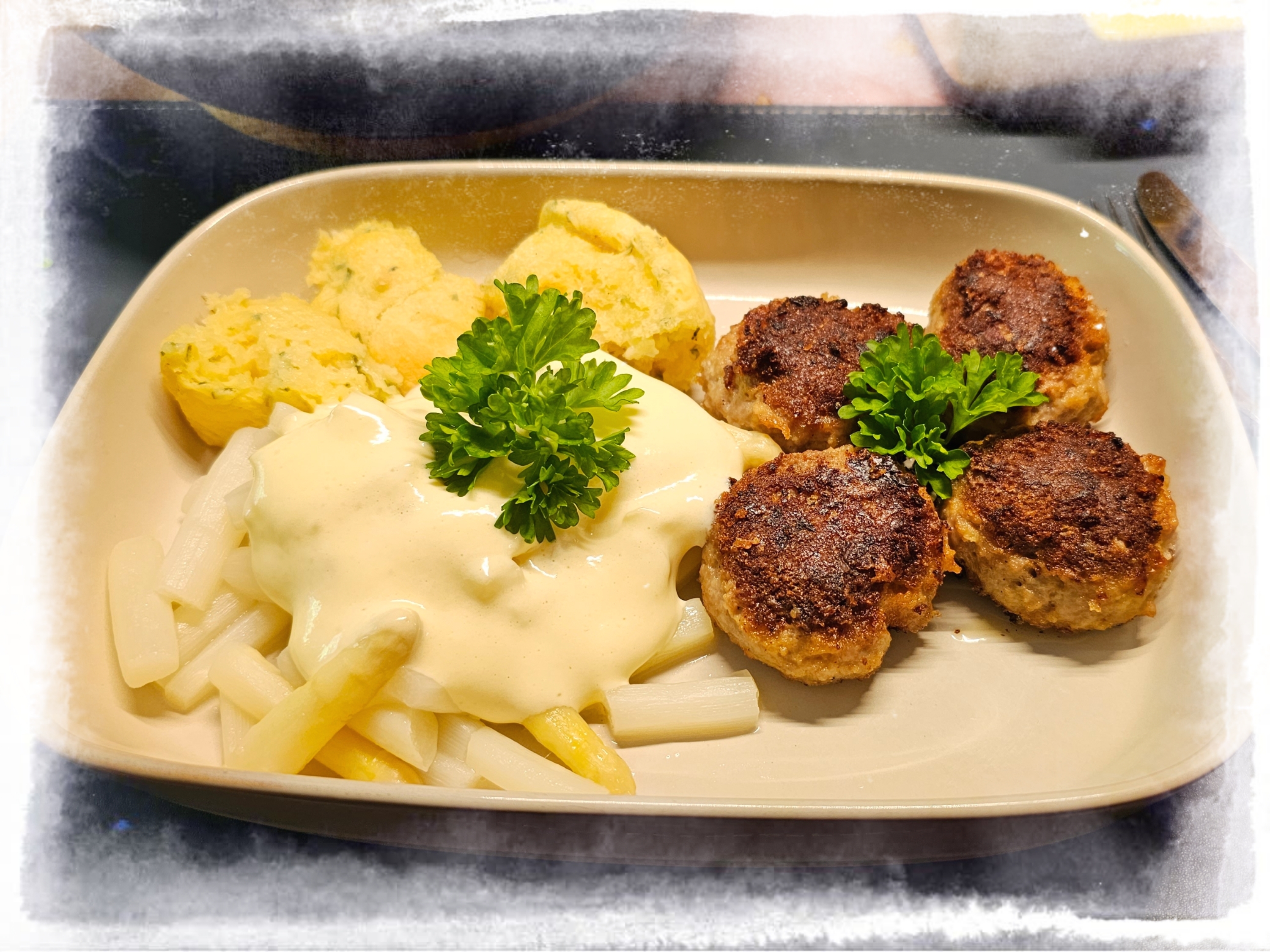 Kartoffelbuchteln mit gedünstetem Spargel und Zitronen-Hollandaise